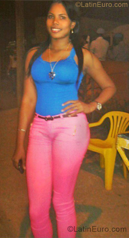 Date this nice looking Dominican Republic girl Glenis from Santiago DO11109