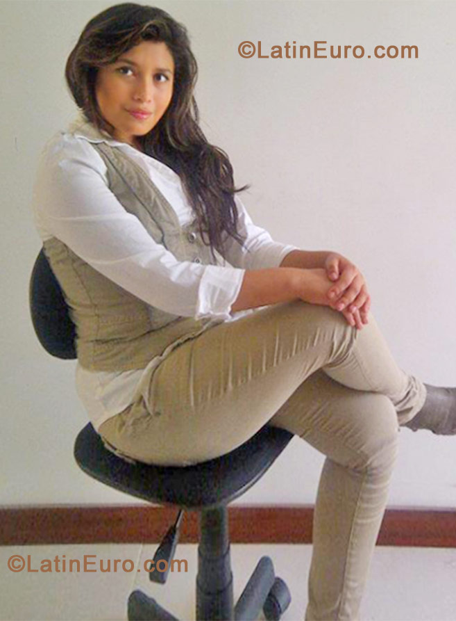 Date this pretty Colombia girl Angie from Cali CO10462