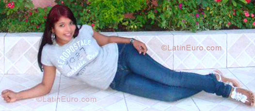 Date this foxy Dominican Republic girl Nicol27 from La Romana DO12734