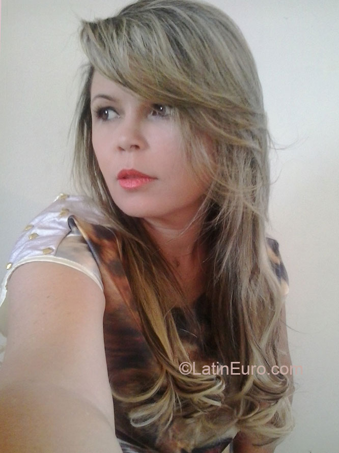 Date this attractive Brazil girl Fernanda from Goiania BR7525