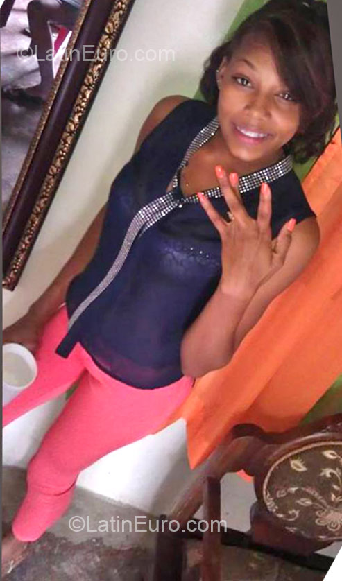 Date this good-looking Dominican Republic girl Amauri from Santo Domingo DO15026