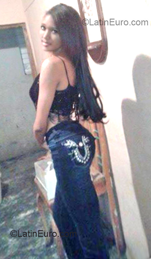 Date this good-looking Dominican Republic girl Karina from Santo Domingo DO15185