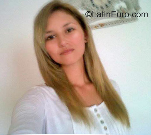 Date this gorgeous Colombia girl Connie from Bogota CO16473