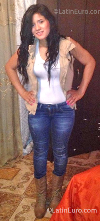 Date this nice looking Colombia girl Yury from Medellin CO13095