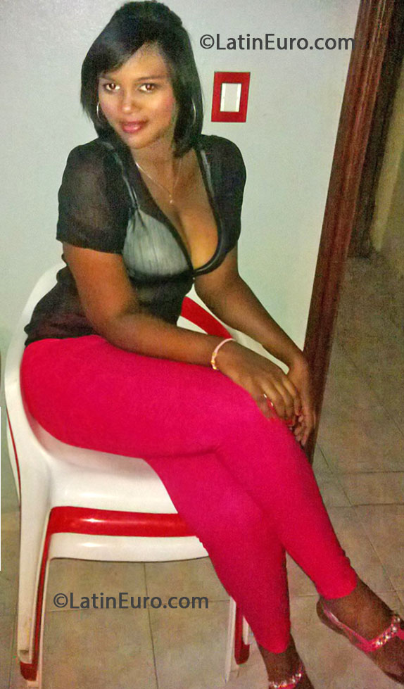 Date this charming Dominican Republic girl Laura from Santo Domingo DO16321