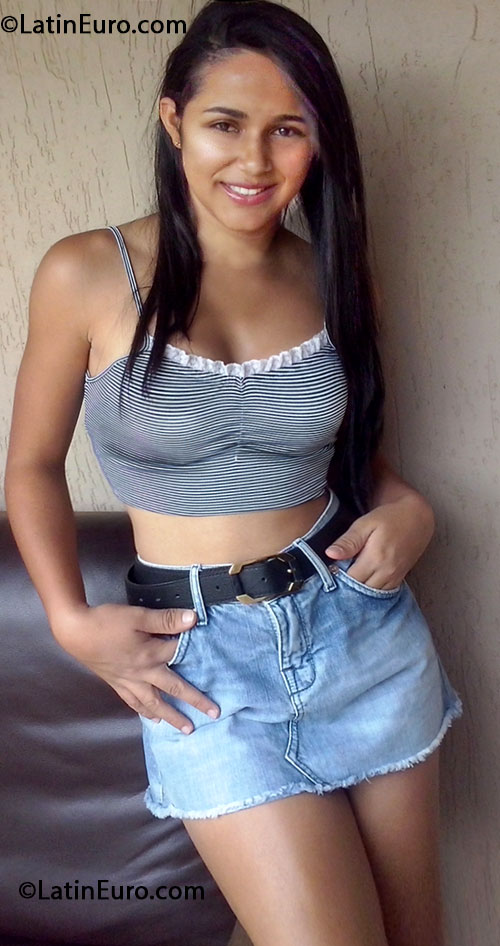 Date this attractive Brazil girl Lari from Formiga BR7935