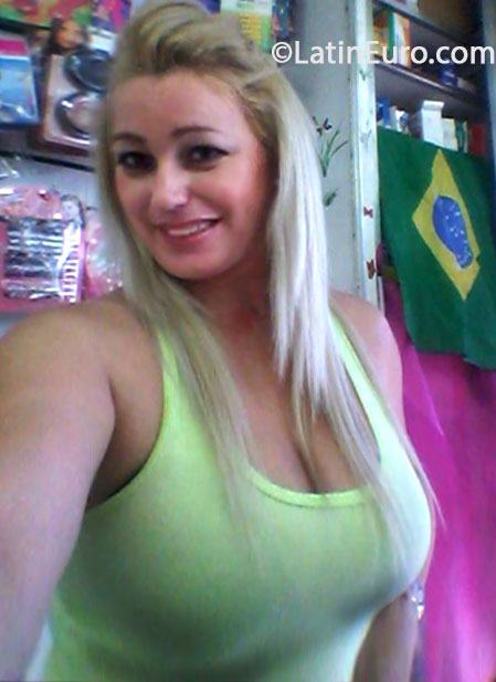 Date this hard body Brazil girl Rosemeire from Sao Paulo BR8102