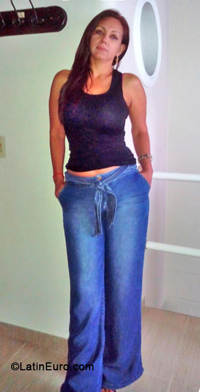 Date this nice looking Colombia girl Diana from Medellin CO14295
