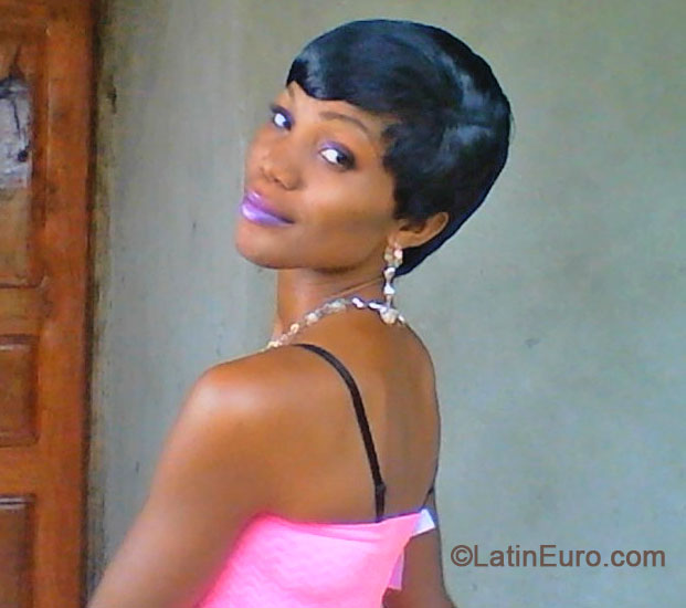 Date this charming Cameroon girl Rossy from Buea CM192