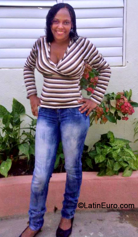 Date this foxy Dominican Republic girl Sonia from Santiago DO17970