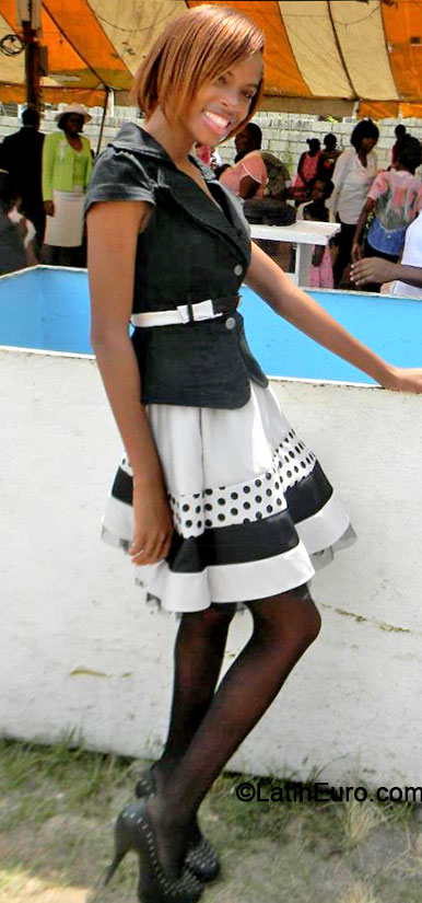 Date this stunning Jamaica girl Venice from Kingston JM1446