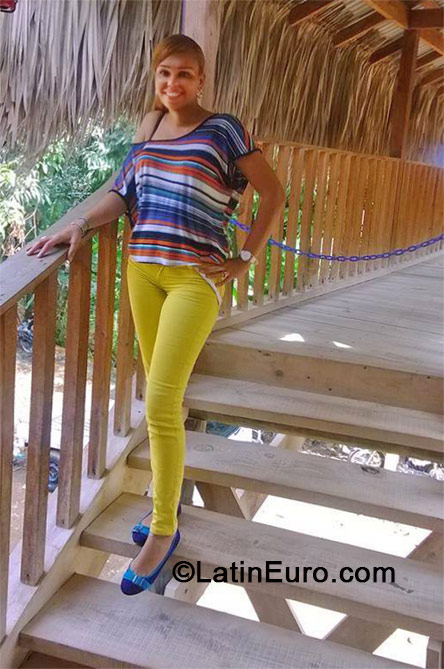 Date this georgeous Dominican Republic girl Cinthya from Santiago DO19126