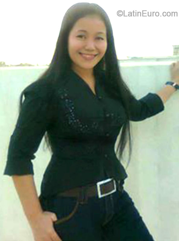 Date this foxy Philippines girl Sheryle from Manila PH704
