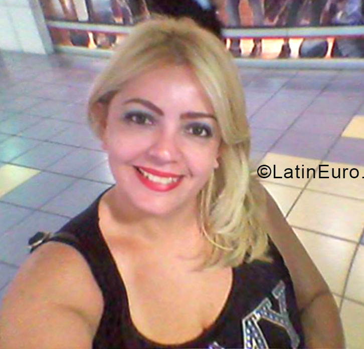 Date this foxy Venezuela girl Emanuelle from Valencia VE337