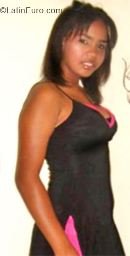 Date this nice looking Dominican Republic girl Astrid from La Vega DO20656