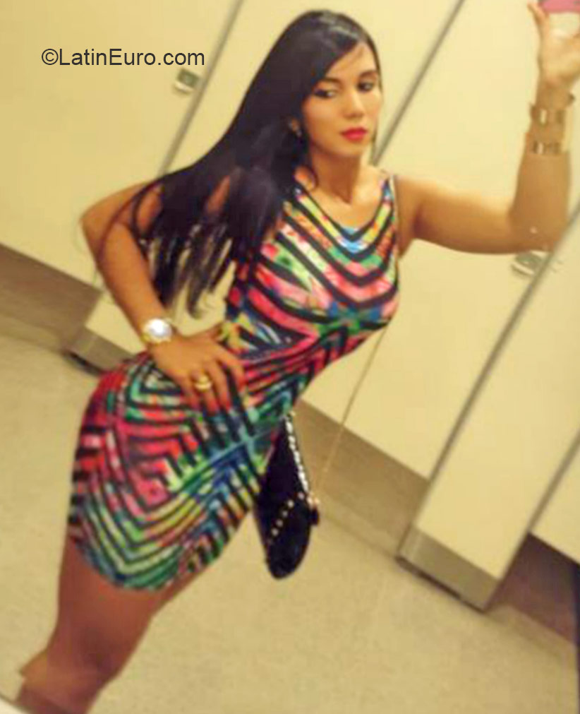 Date this lovely Dominican Republic girl Isa from Santo Domingo DO20825