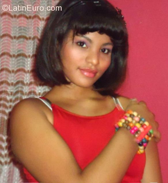 Date this gorgeous Colombia girl Denise from Cartagena CO16782