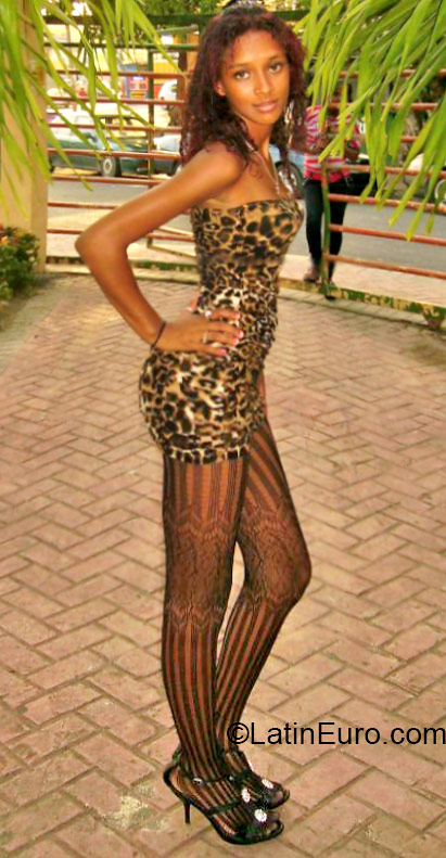 Date this charming Dominican Republic girl Luisa from Santo Domingo DO21450