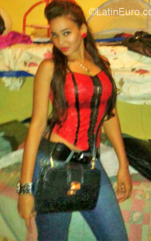 Date this nice looking Dominican Republic girl Andreina from Santo Domingo DO21649