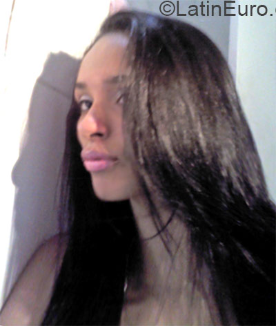 Date this pretty Brazil girl Suellen from Rio De Janeiro BR9362