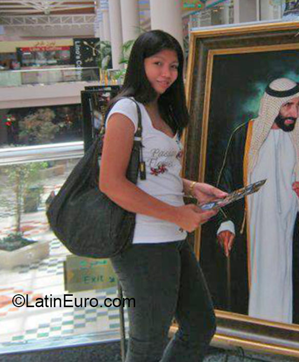 Date this hot United Arab Emirates girl Jennifer from Dubai AE42