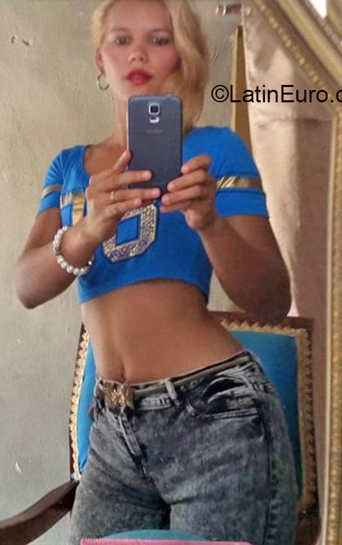 Date this nice looking Dominican Republic girl Yahairia from Santiago DO22553