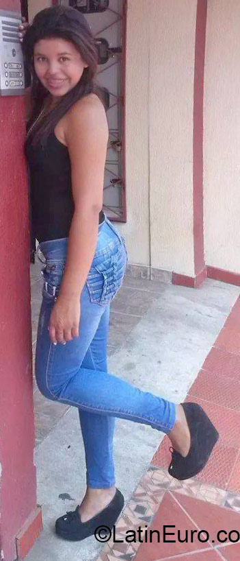 Date this athletic Colombia girl Karina from Bucaramanga CO17668