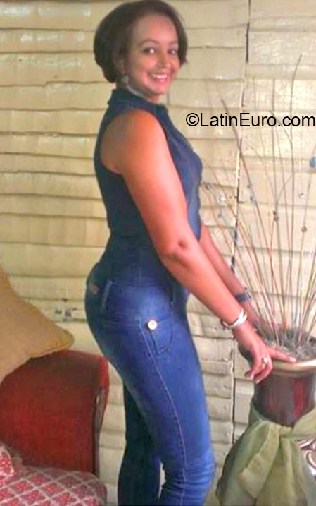 Date this happy Dominican Republic girl Fiol from Santo Domingo DO22594