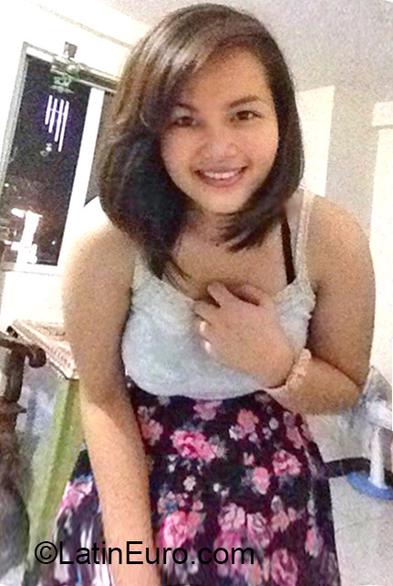 Date this happy Philippines girl Yvette from Manila PH797