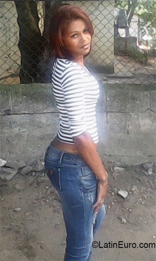 Date this nice looking Dominican Republic girl Yisaura from Santiago DO22754
