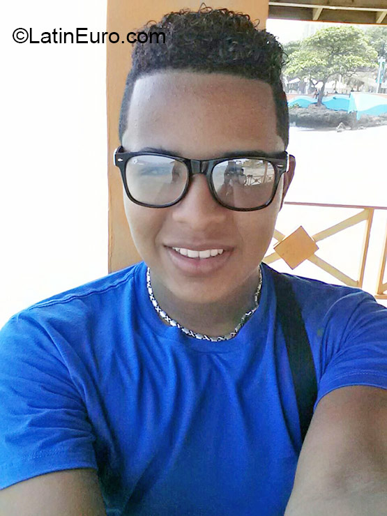 Date this hard body Dominican Republic man Michaell from Santo Domingo DO22794