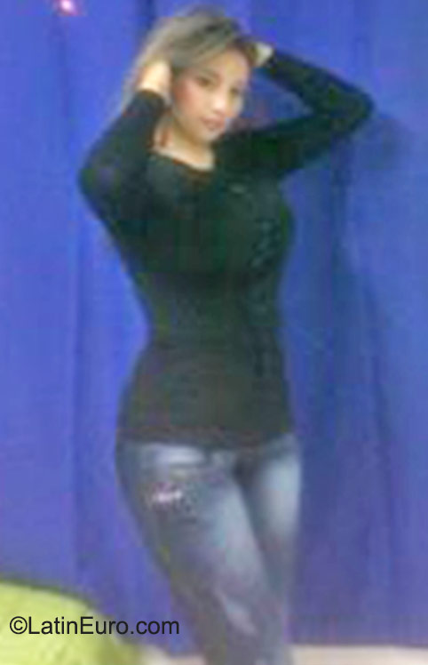 Date this charming Colombia girl Linda from Bogota CO17923