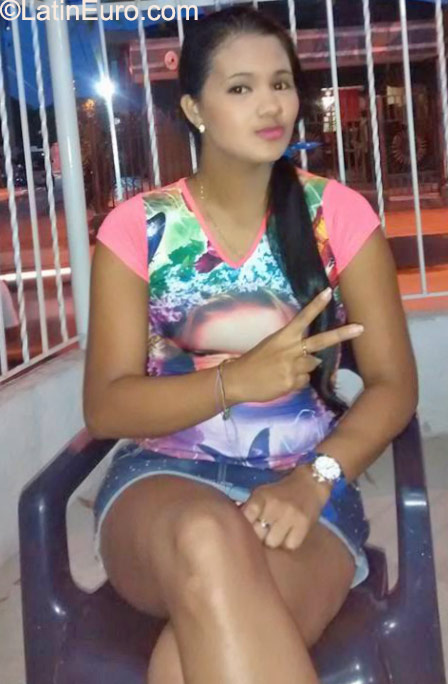 Date this attractive Colombia girl Yanaris from Barranquilla CO18003