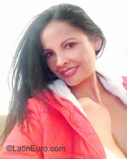 Date this nice looking Colombia girl Tatia from Bogota CO18035