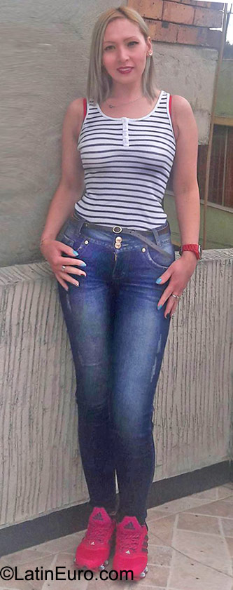 Date this hard body Colombia girl Yolie from Bogota CO18067