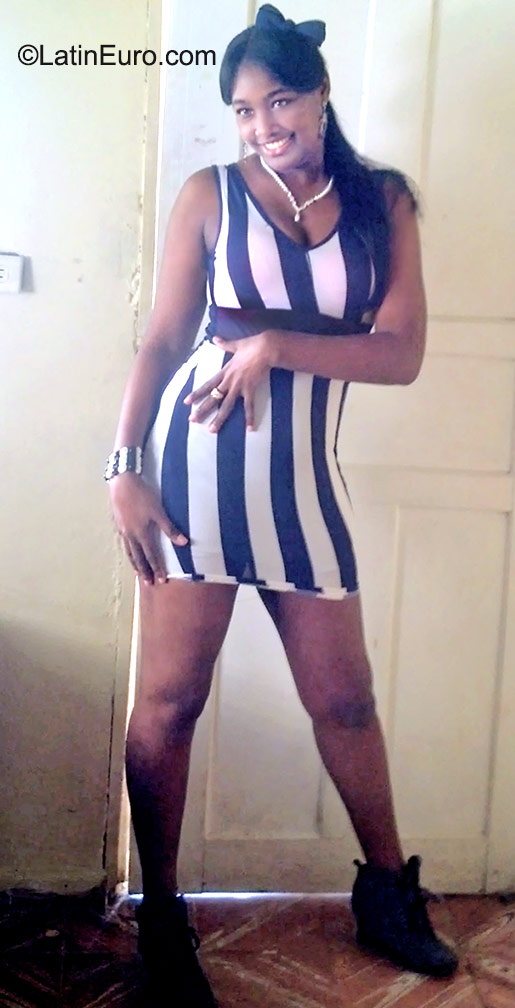 Date this sultry Dominican Republic girl Yokasti from Santo Domingo DO23474