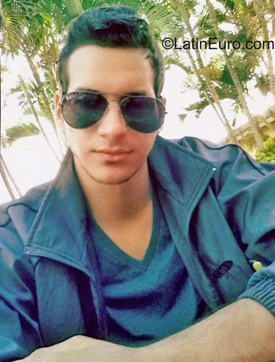 Date this young Dominican Republic man Manuel enrique from Santo Domingo DO23475