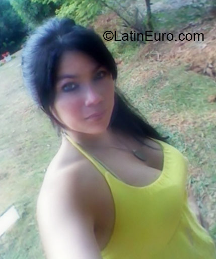 Date this nice looking Colombia girl Patricia from Cali CO18255
