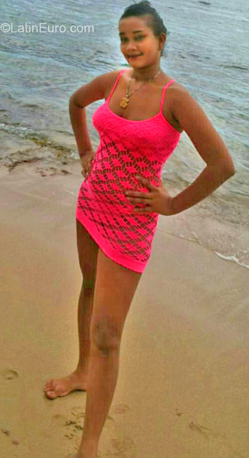 Date this stunning Dominican Republic girl Amarilis from Santo Domingo DO24454