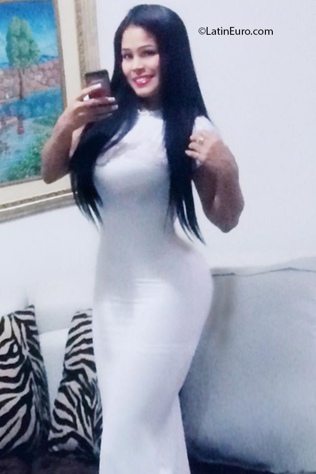 Date this sultry Colombia girl Paola from Cali CO18697
