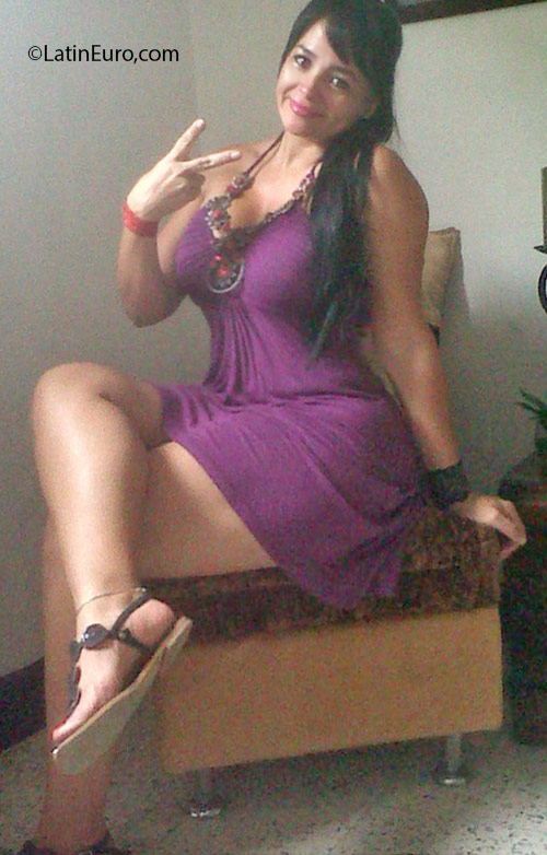 Date this sultry Colombia girl Genny from Cali CO18772