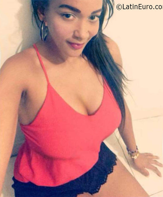 Date this nice looking Colombia girl Dyliu from Cali CO19011