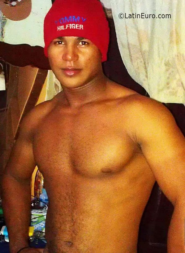 Date this sensual Dominican Republic man Edgar from Santo Domingo DO25997