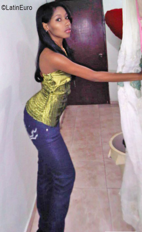 Date this foxy Dominican Republic girl Dileiny from Santo Domingo DO26283