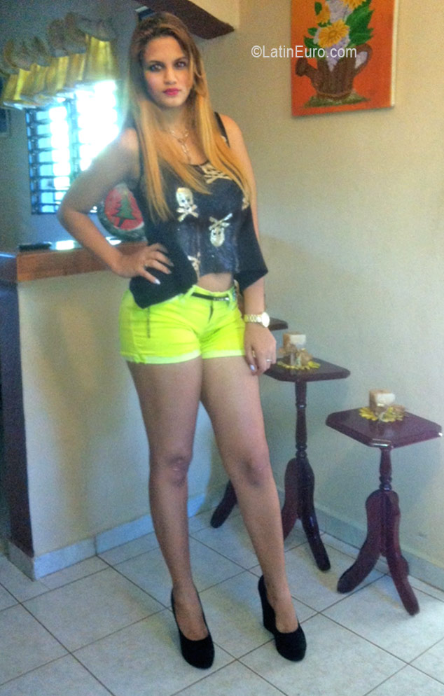 Date this foxy Dominican Republic girl Sandra from Santiago DO26530