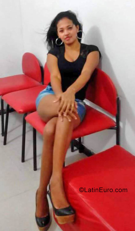 Date this foxy Colombia girl BRENDA from Barranquilla CO20839