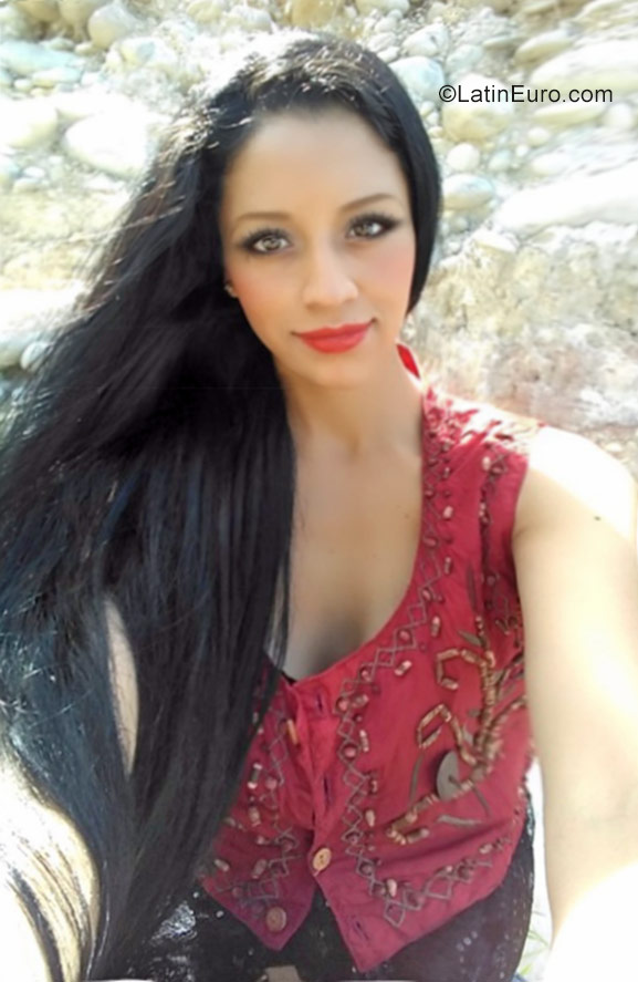 Date this cute Colombia girl Maira from Bogota CO21068