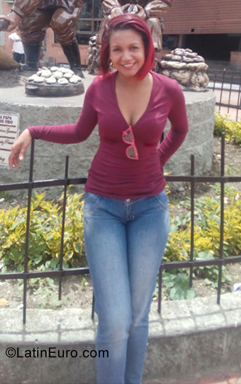 Date this happy Colombia girl Maria from Bogota CO22963