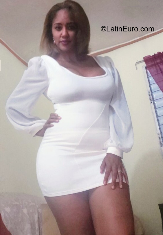 Date this tall Dominican Republic girl Iris from Higuey DO40846