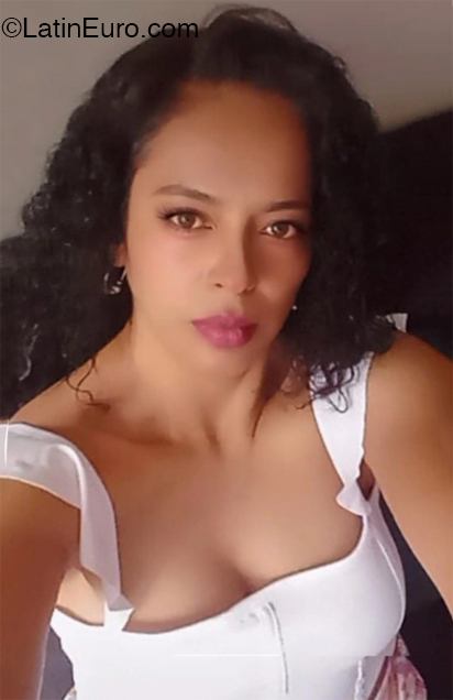 Date this funny Colombia girl Isabella patio from Bogota CO32131